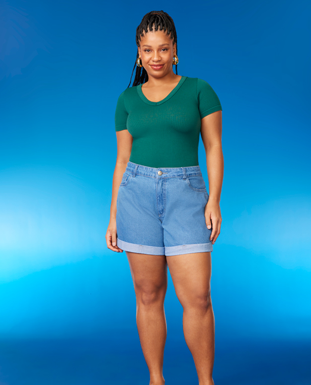 Short Jeans Mom com barra dobrada